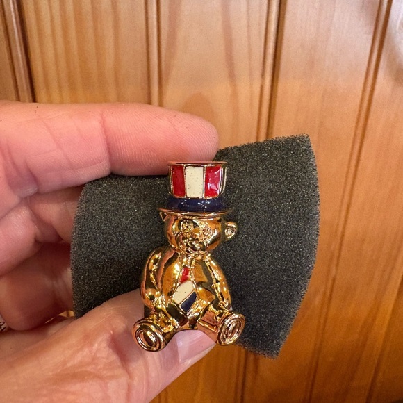 Avon patriotic teddy bear pin/brooch vintage gold toned - Picture 2 of 6